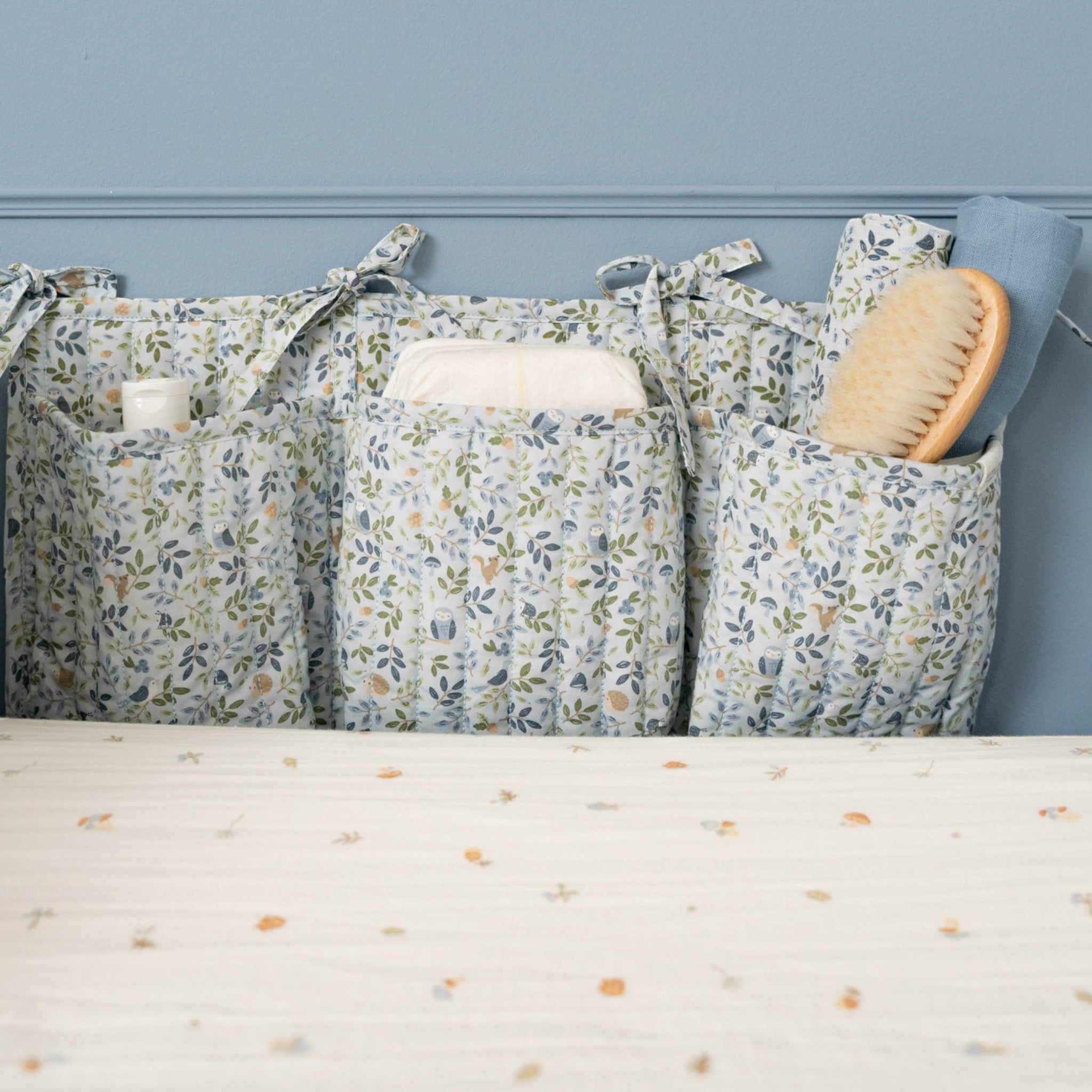 little-dutch-set-2-panakia-agkalias-apo-mouselina-forest-adventure-denim-blue-70-x-70_1_littlebox.gr