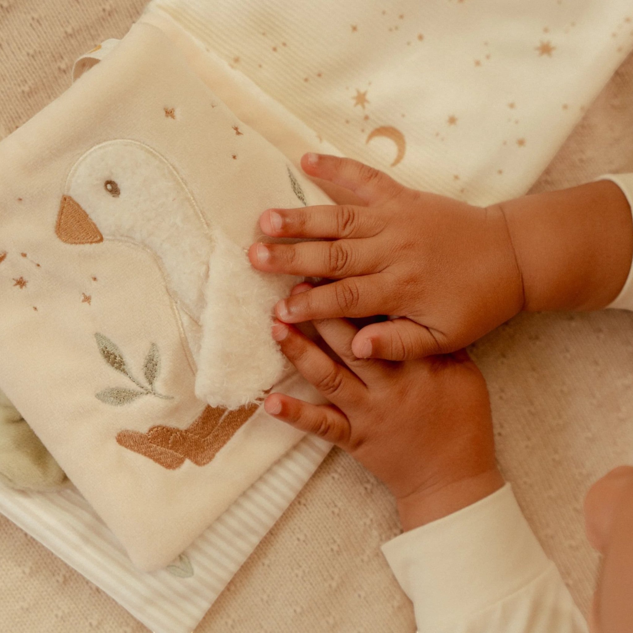 little-dutch-yfasmatino-vivliaraki-drastiriotiton-newborn-naturals-grs_2_littlebox.gr
