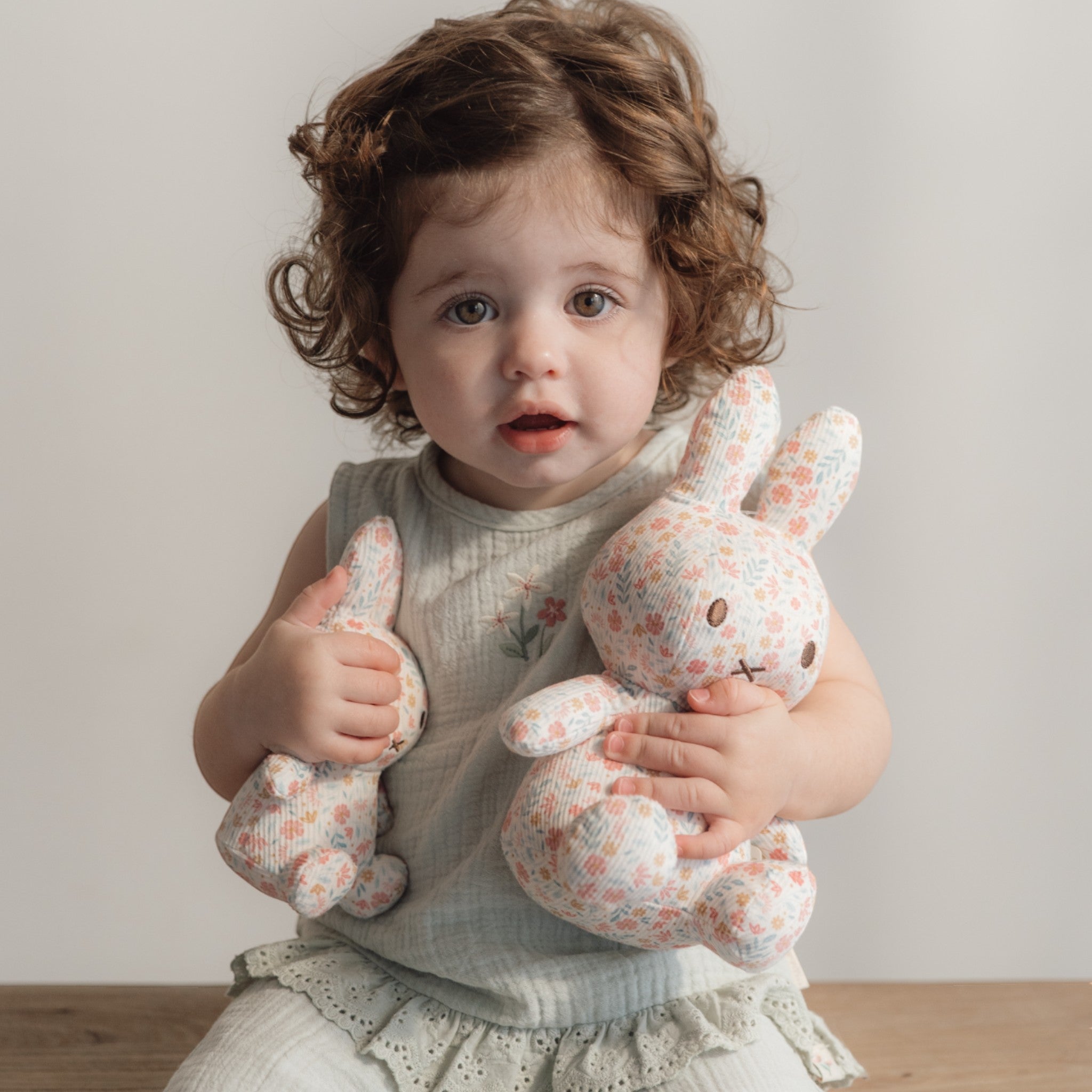 Little-Dutch-yfasmatino-kouklaki-Miffy-Lucky-Blossom-all-over-20el-GRS_littlebox.gr2