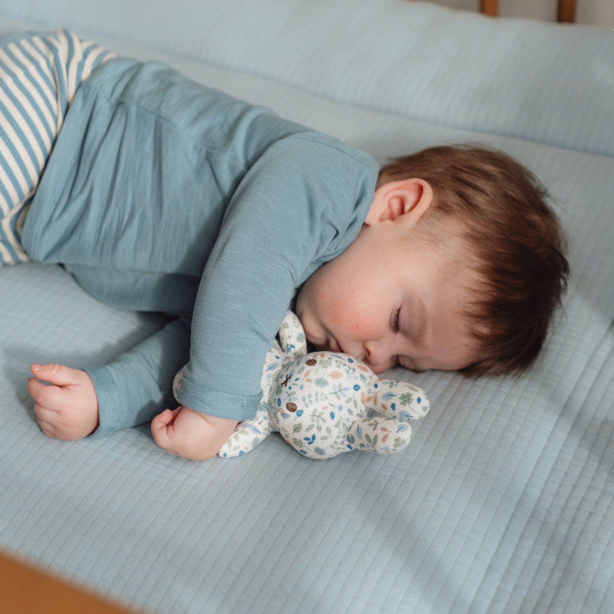 Little Dutch Υφασμάτινο κουκλάκι Miffy Lucky Leaves all over 15εκ. GRS - Image 4